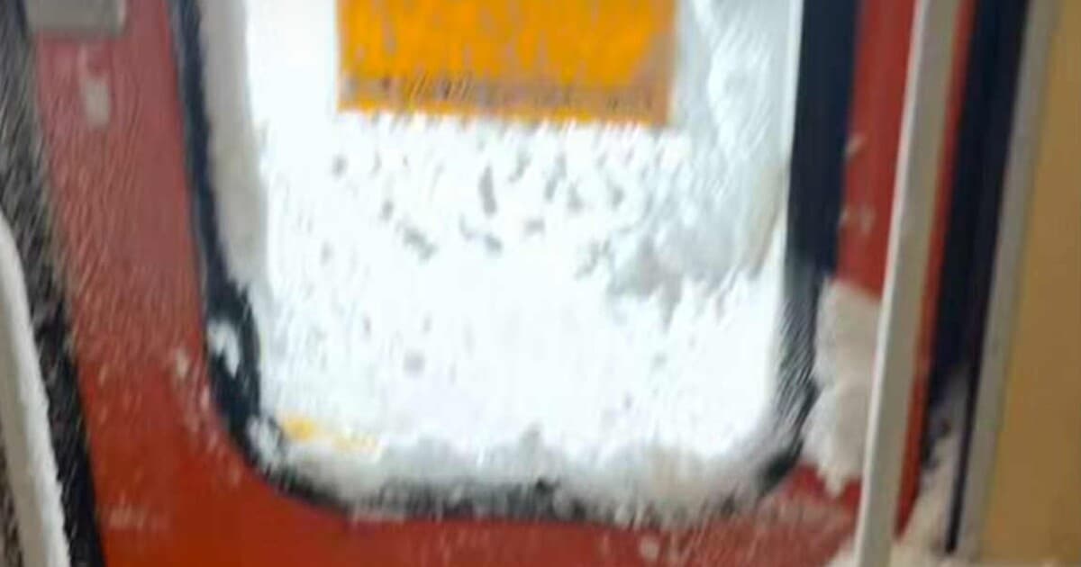 Cestujúci v rýchliku Ex 502 zažili netradičnú snehovú situáciu