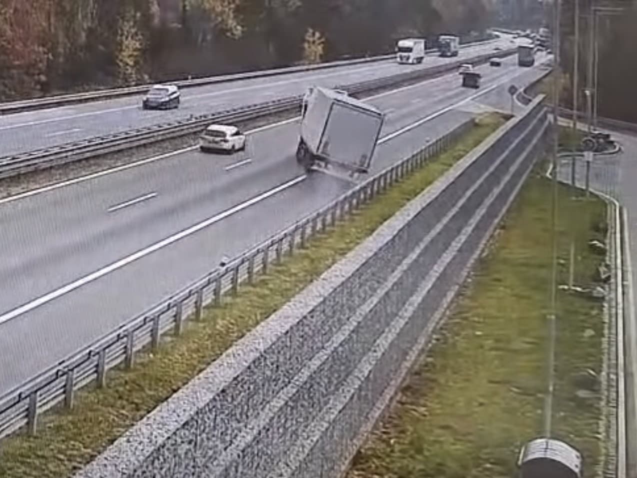 Opitý vodič kamiónu driftoval na diaľnici D1, polícia zasiahla