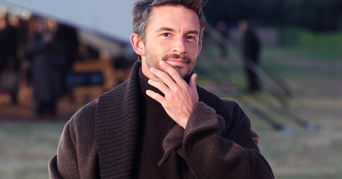 Jonathan Bailey: Najsexi muž roka 2025 je otvorene gay herec