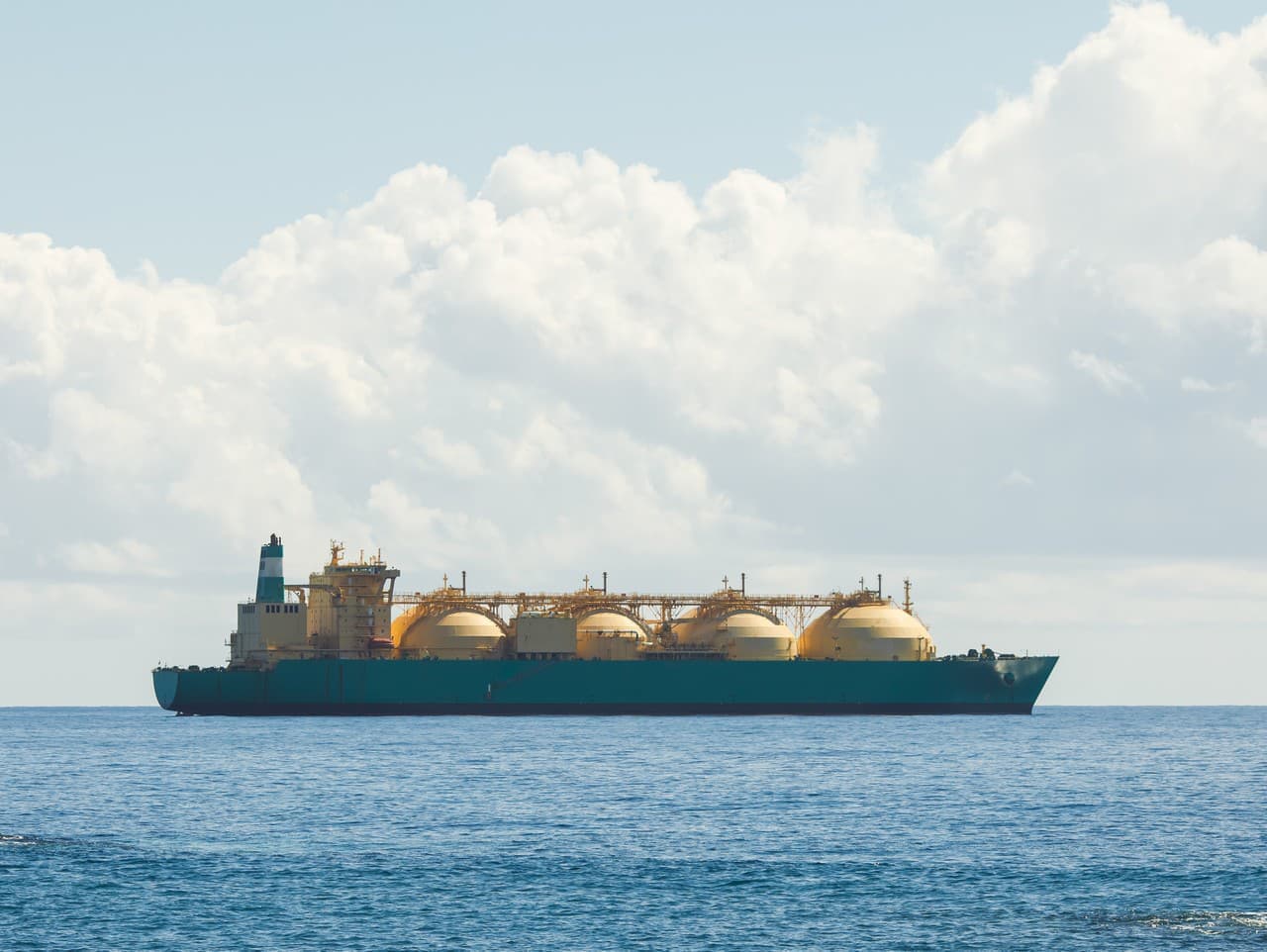 Rekordné ceny za prepravu LNG: Situácia na trhu je kritická