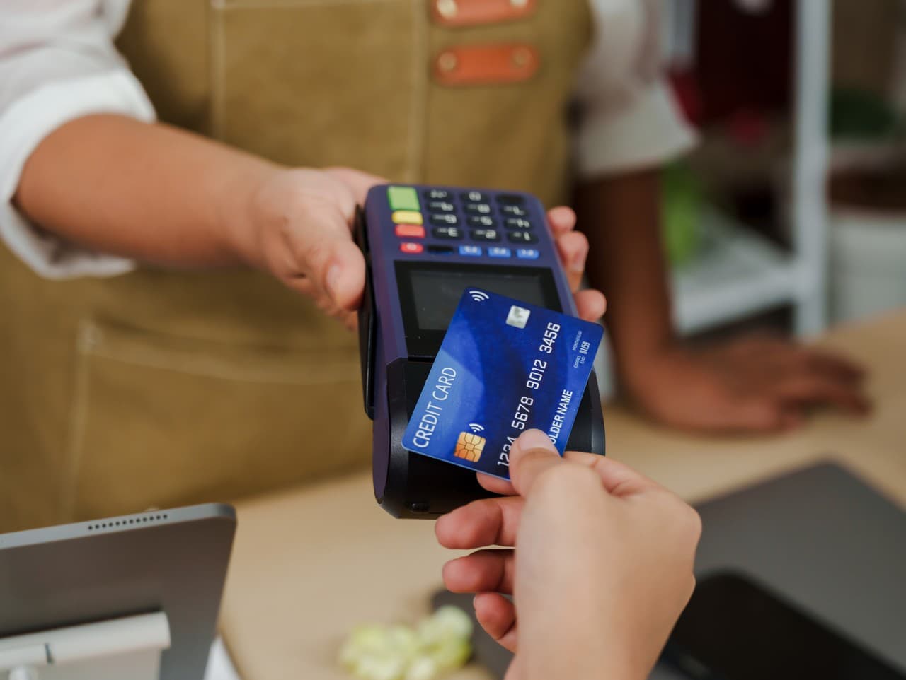 Bezhotovostné platby: Nová povinnosť pre 117 000 podnikateľov od marca 2026