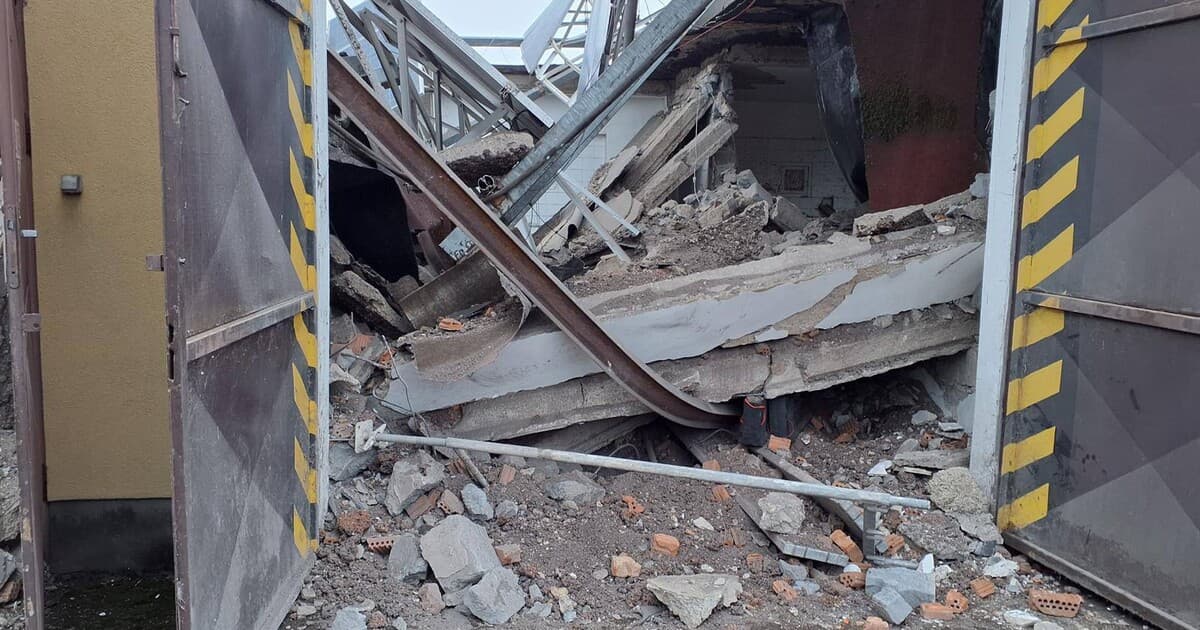 Tragédia vo Veľkých Kapušanoch: Po páde strechy zahynuli traja ľudia