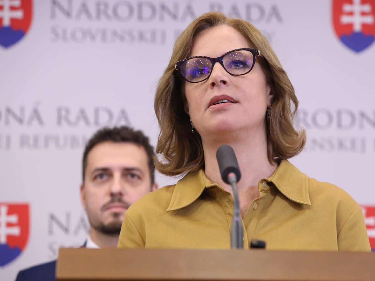 Opozícia kritizuje vládu za ignorovanie daňových podvodov