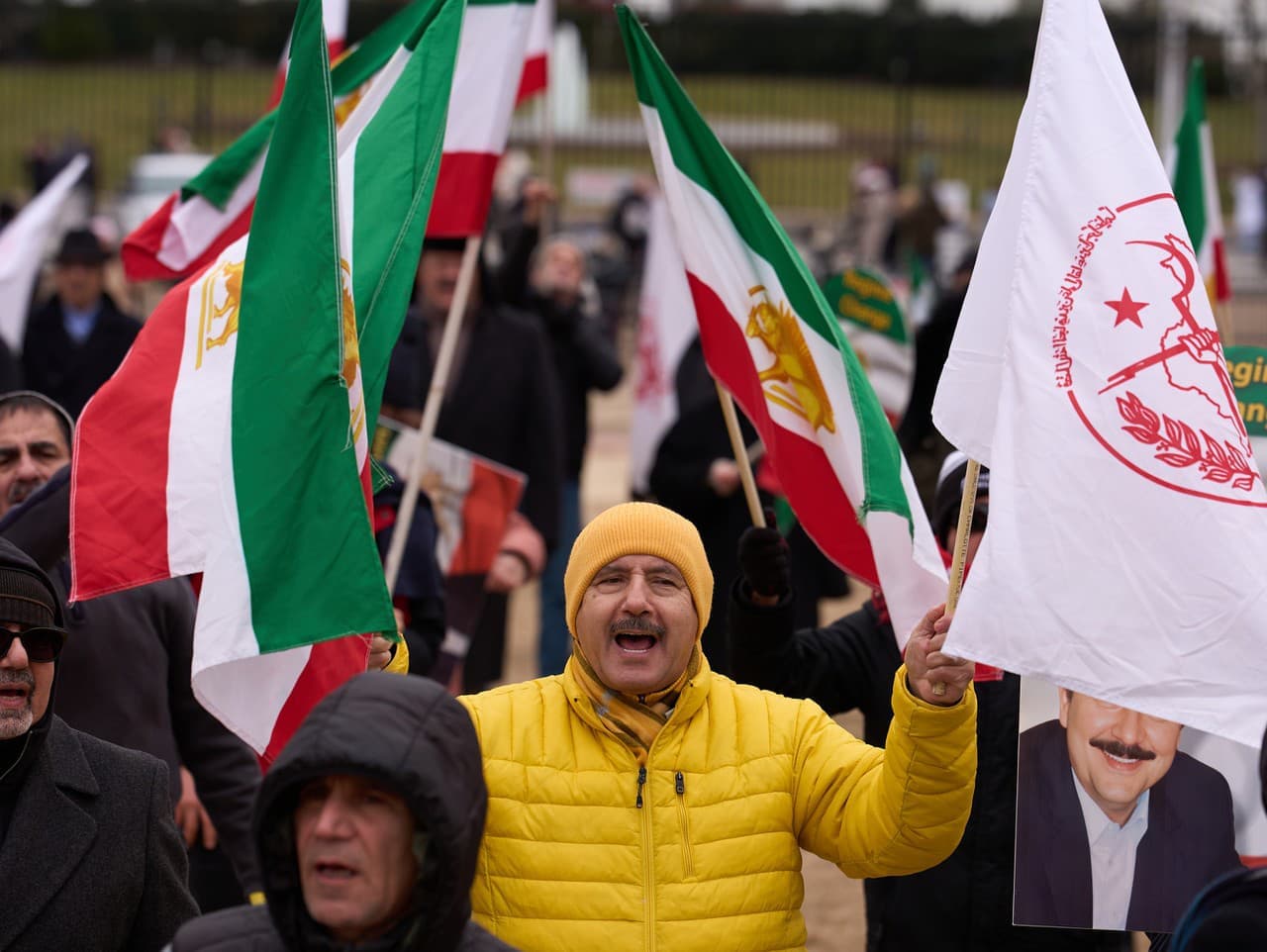 Iránske protesty: Štátna televízia hlási 45 obetí, vláda odpojila internet