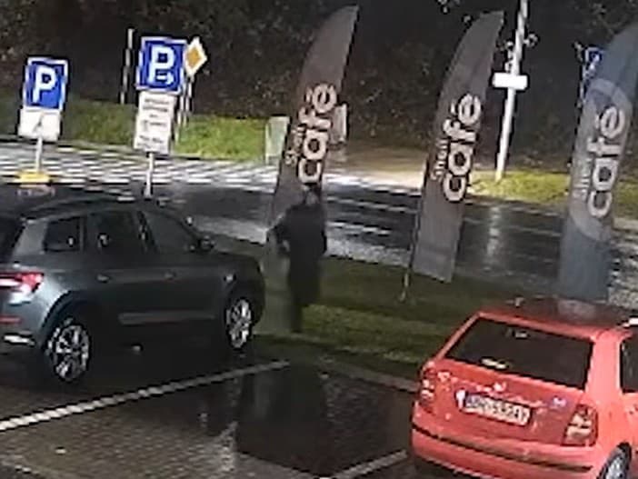 Opitý muž v Brezne poškodil 13 áut, polícia ho rýchlo dolapila