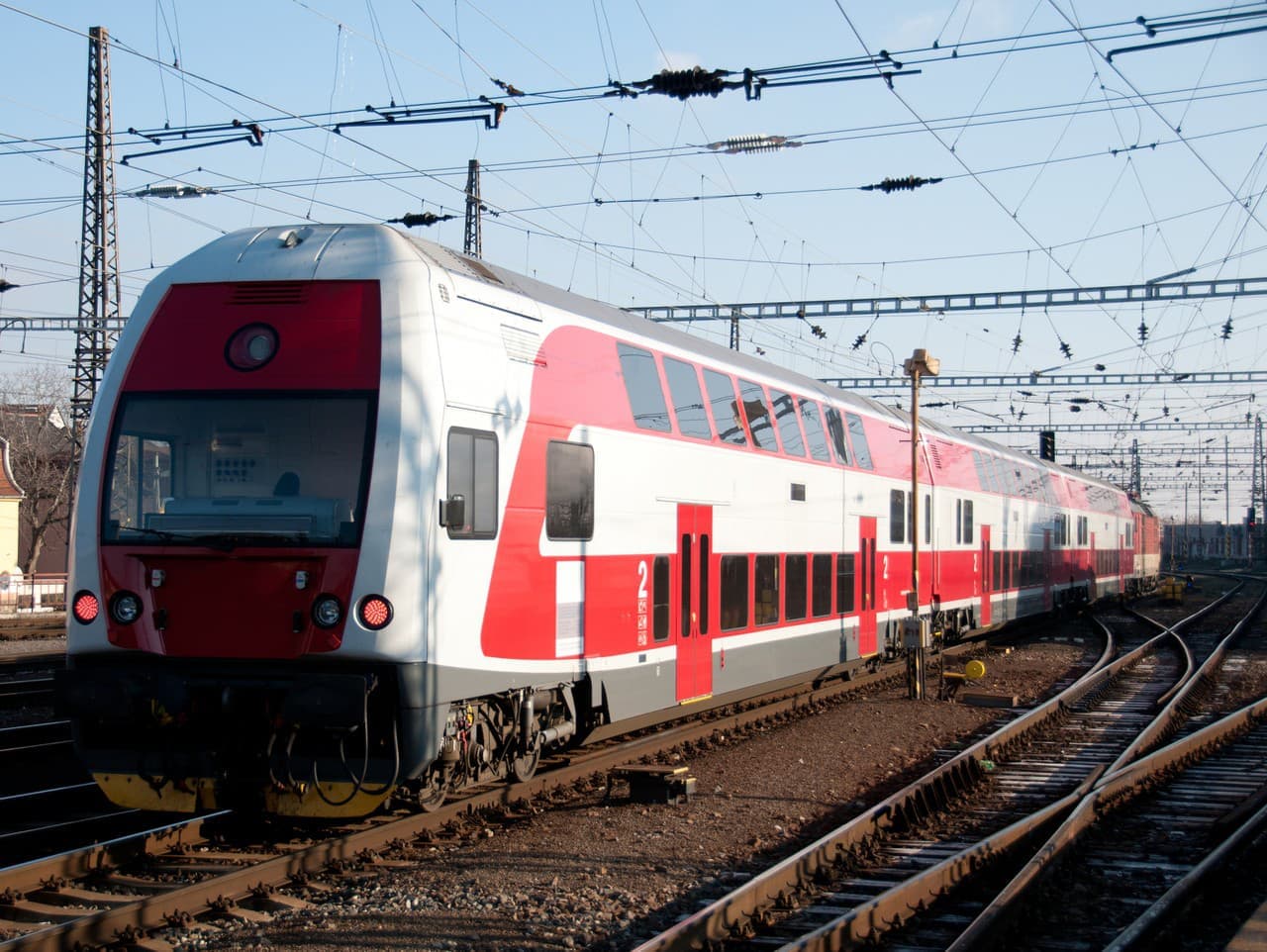 Tragédia na železnici: Vlak usmrtil osobu, doprava ochromená
