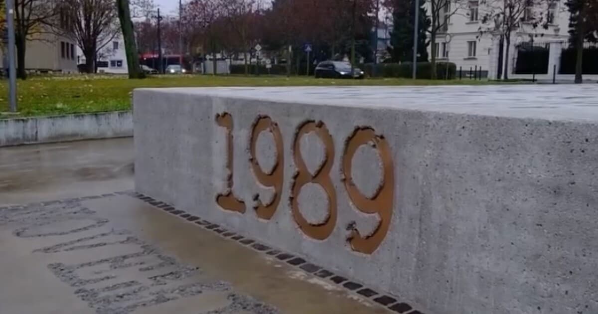 Bratislava oslavuje Nežnú revolúciu novým pamätníkom