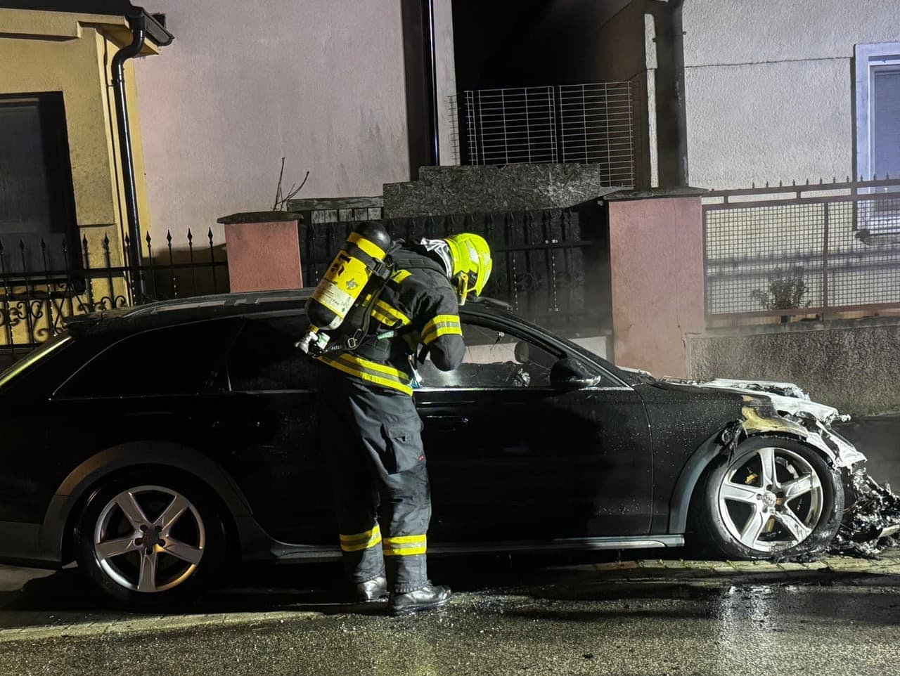 Požiar auta v Biskupiciach: Hasiči zasahovali v noci