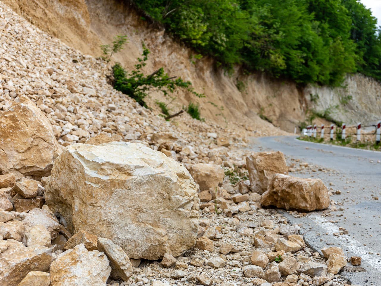 Na Šturci padajú skaly, cesty sú neprejazdné
