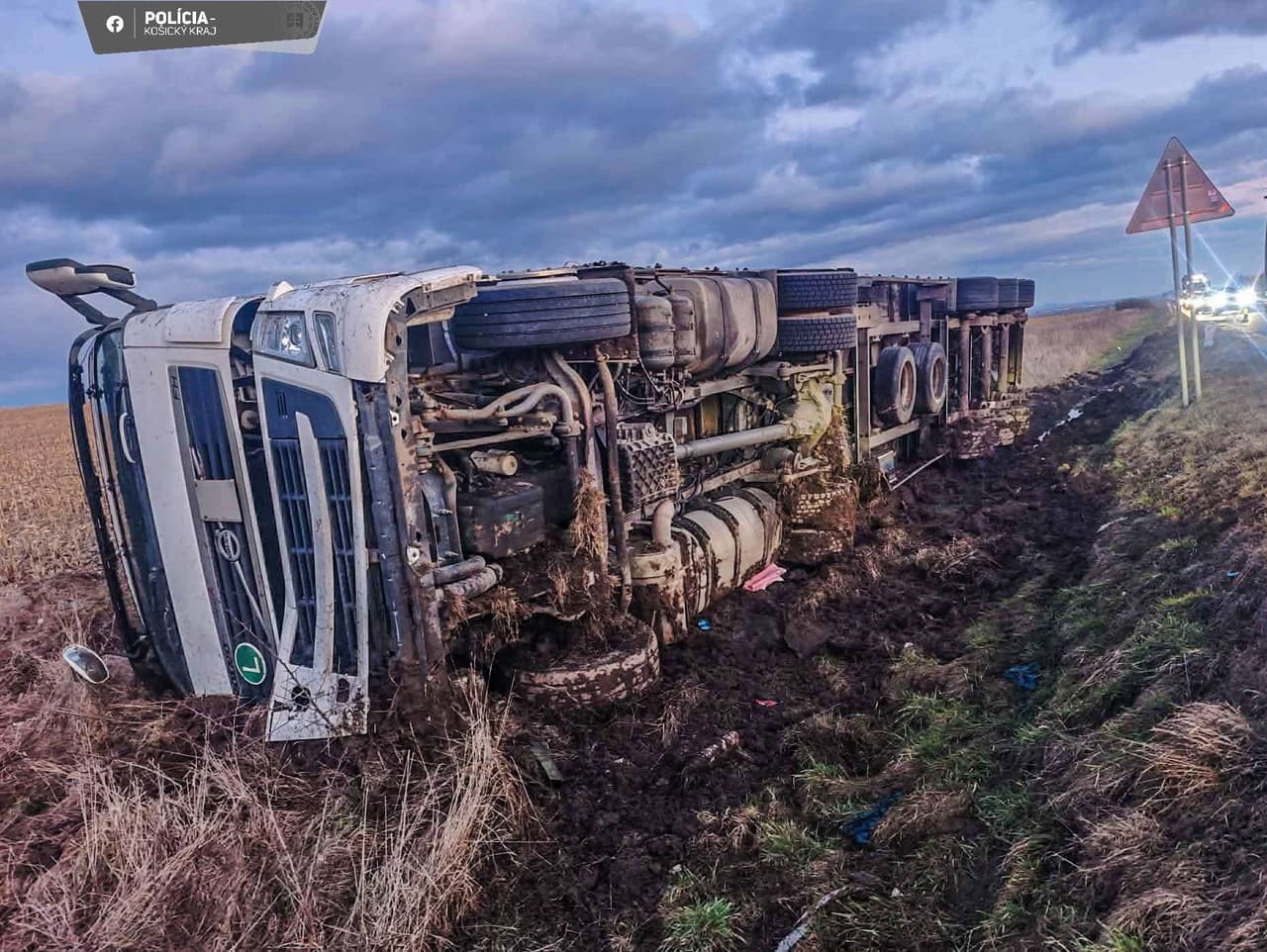 Nehoda kamiónu v Trebišove: Polícia riadi dopravu