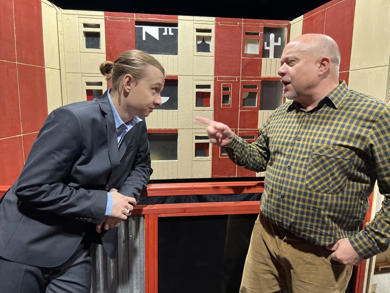 Susedské komédie: Labudovci na divadelnej scéne