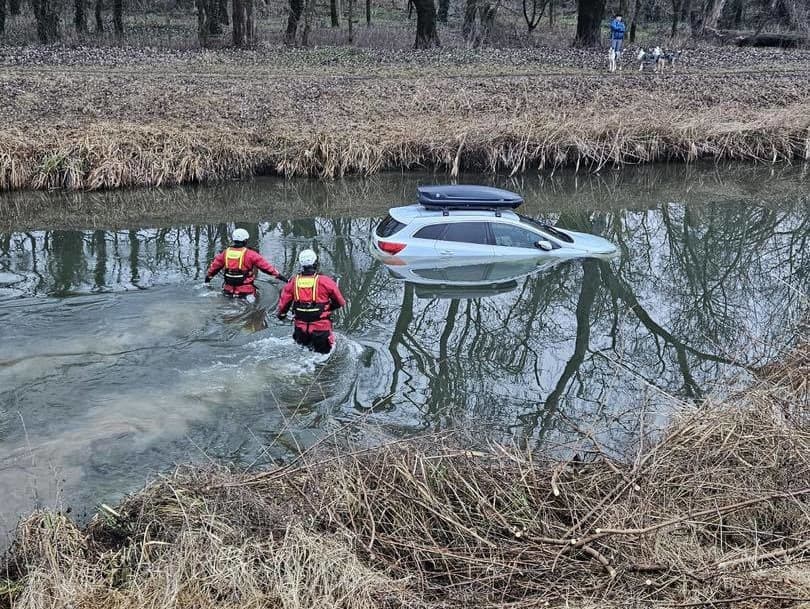 Hasiči zasahovali pri havárii auta v potoku
