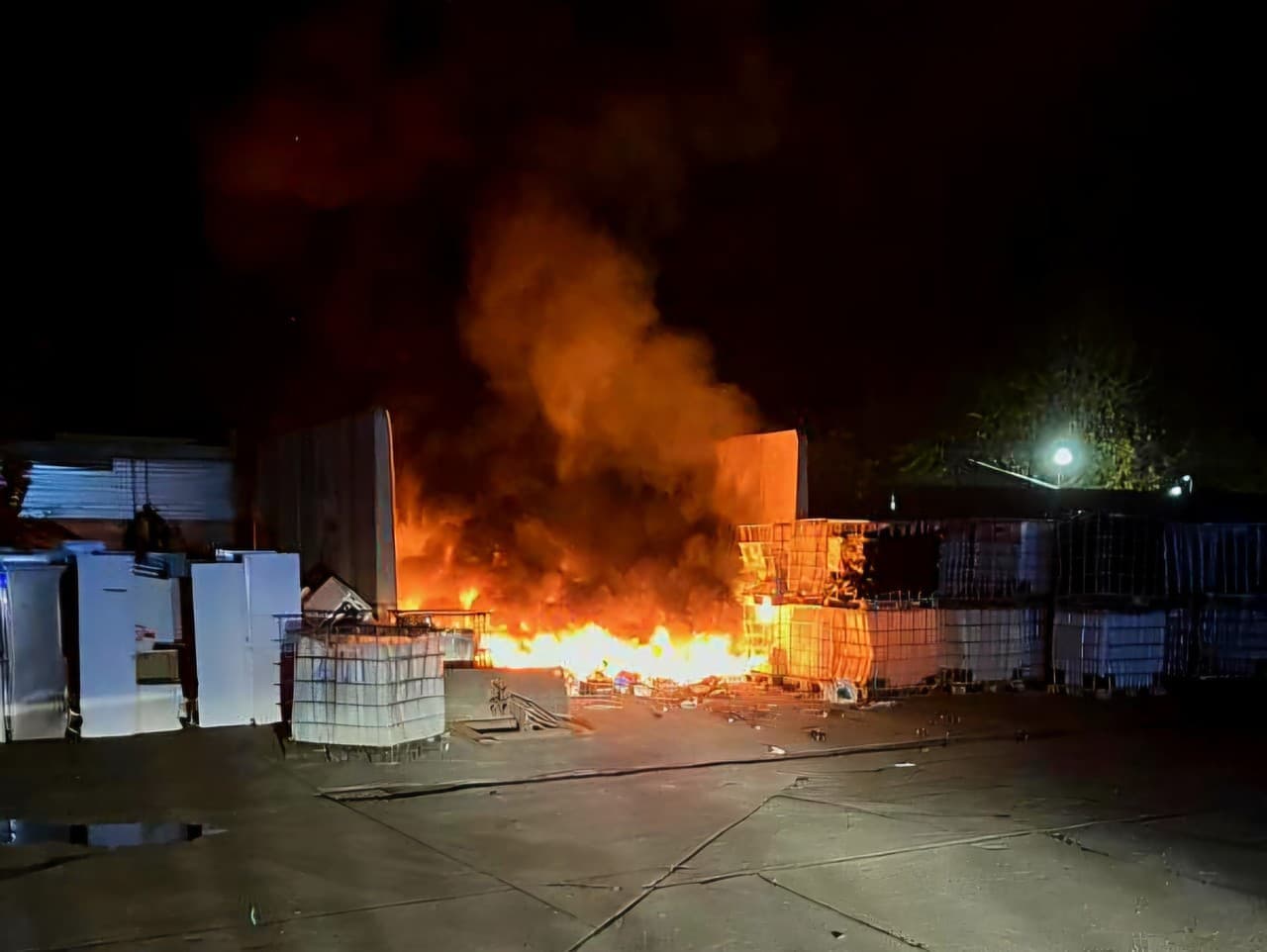 Požiar elektroodpadu v Trnave: Hasiči zasahovali v noci