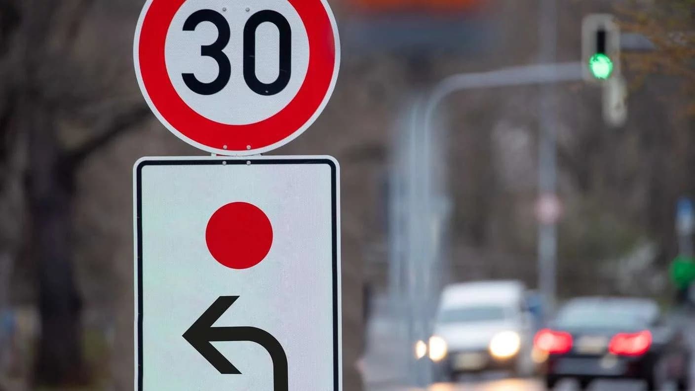 Značka s červenou bodkou: Inovácia v dopravnom riadení