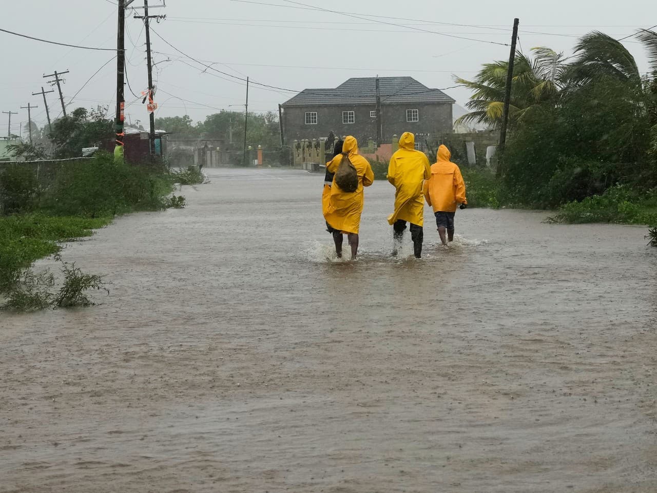 Hurikán Melissa si na Jamajke vyžiadal 45 obetí, nezvestných je 15