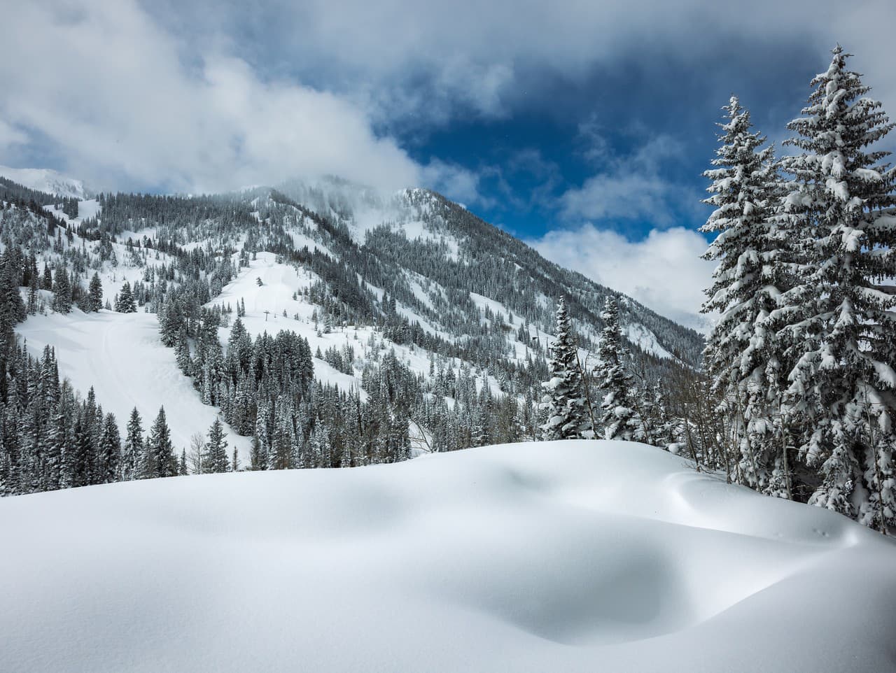 Mierne lavínové nebezpečenstvo vo slovenských pohoriach