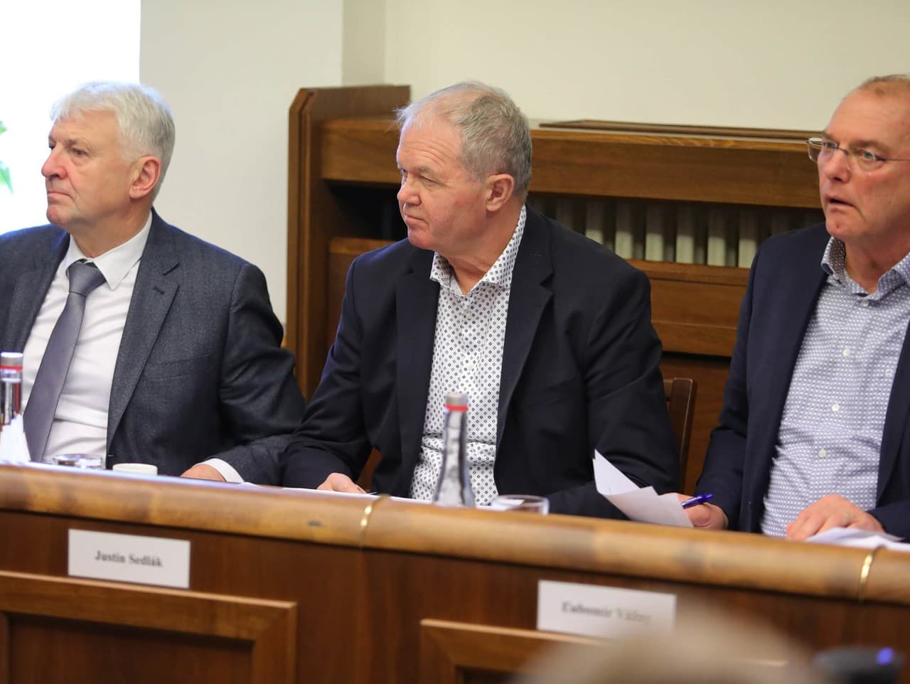 Poslanecký prieskum ohľadom kauzy outletu Voderady od januára 2026