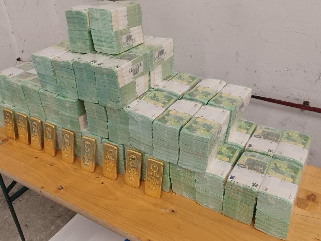 Sedem Ukrajincov zadržaných v Maďarsku s hotovosťou a zlatom