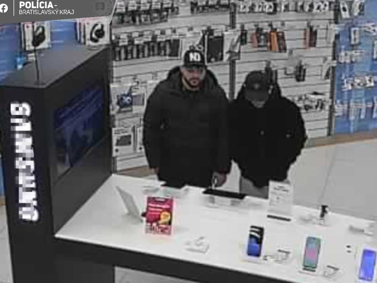 Polícia pátra po mužoch, ktorí ukradli mobily z predajne