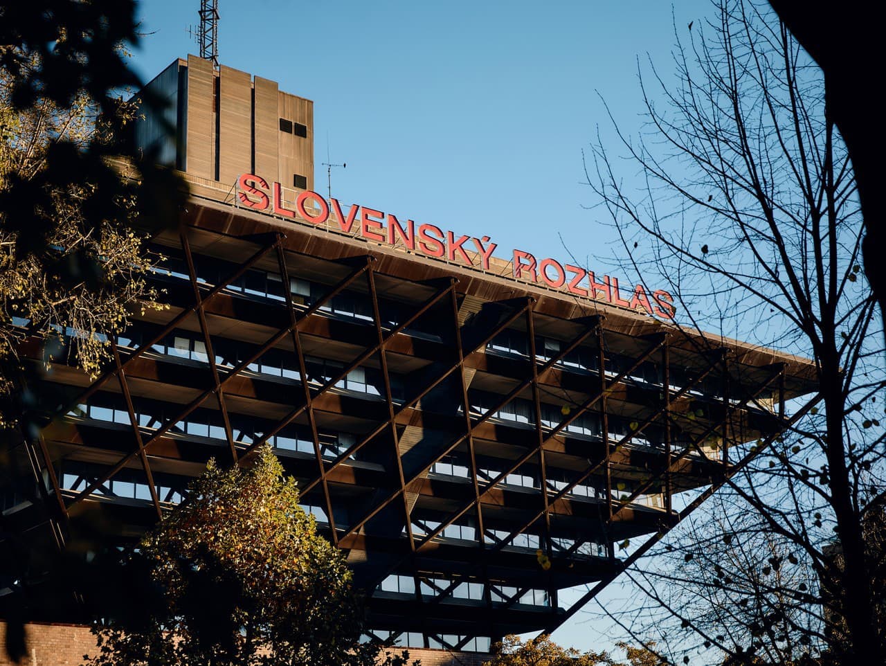 Vianočné vysielanie Slovenského rozhlasu 2025: Príbehy a hudba pre všetkých