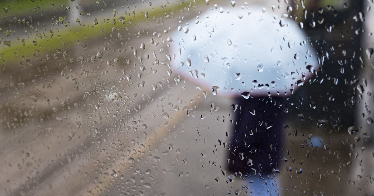 SHMÚ varuje pred silným dažďom: Výstrahy 1. a 2. stupňa