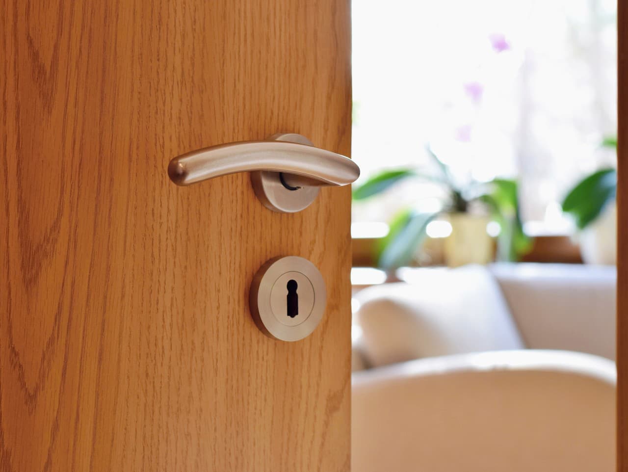 Tajné dvere v prenajatom apartmáne vydesili mladý pár