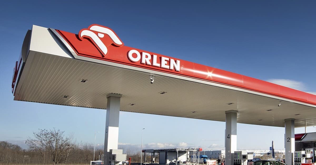Orlen znižuje maržu na naftu takmer na nulu, aby pomohol vodičom