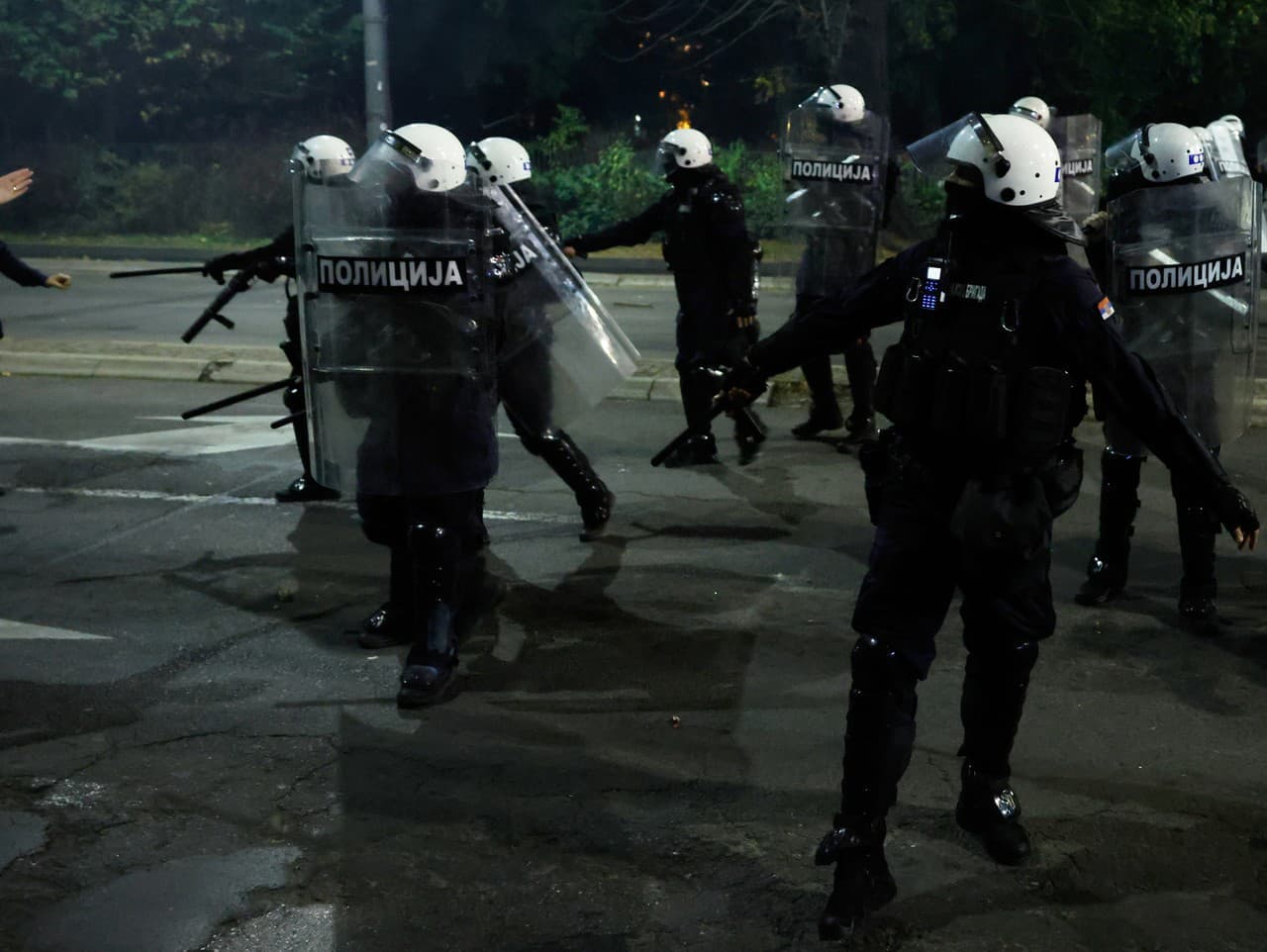 Napätie v Belehrade: Protesty proti Vučičovi sa vyostrujú