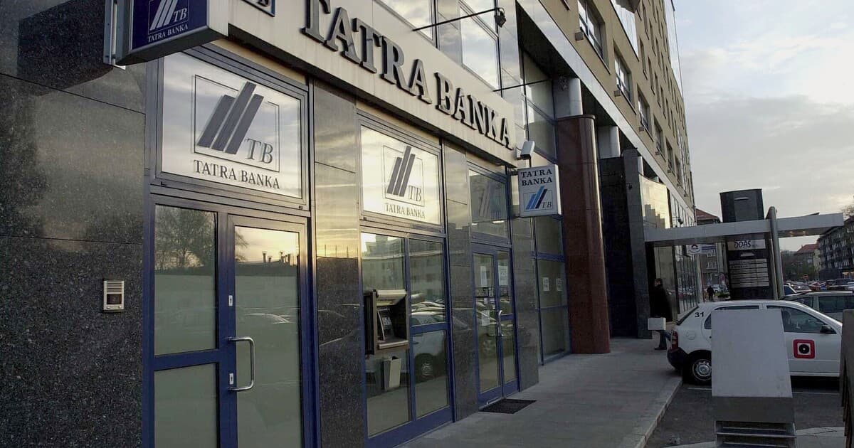 Muž v Bratislave zabudol 1 300 eur v bankomate, polícia žiada o pomoc