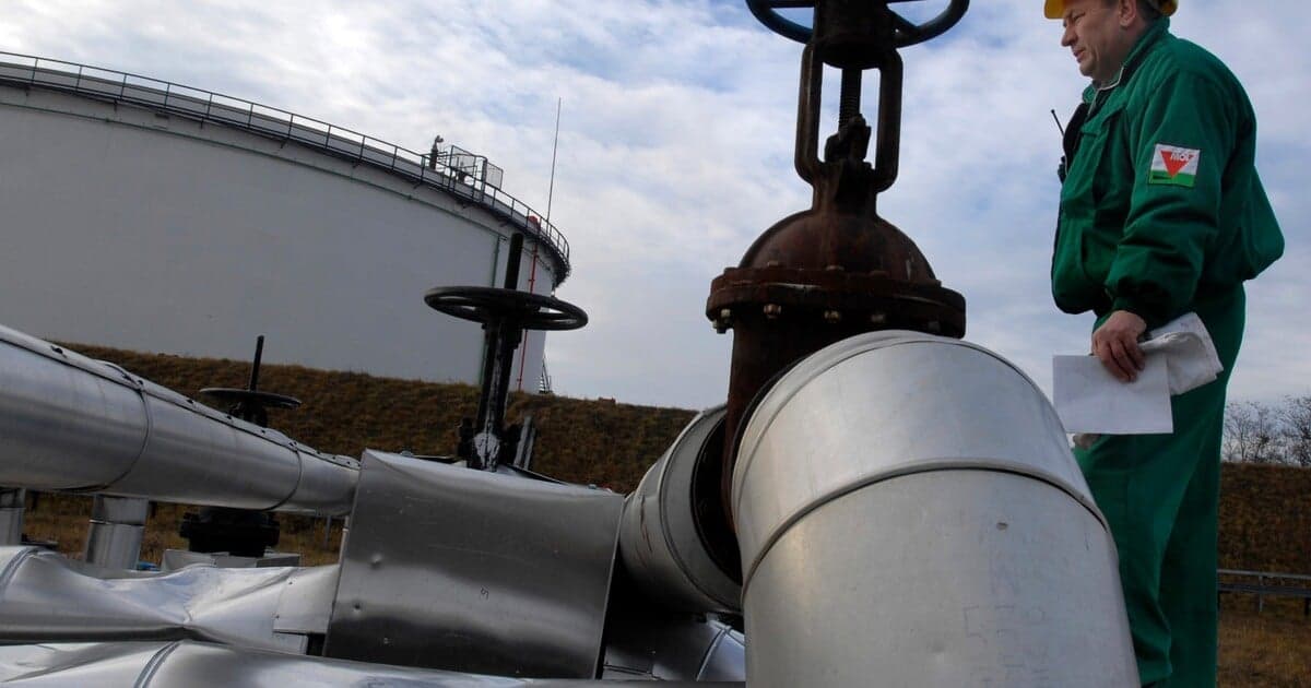 Ceny ropy môžu prekročiť 100 dolárov po útokoch na Irán