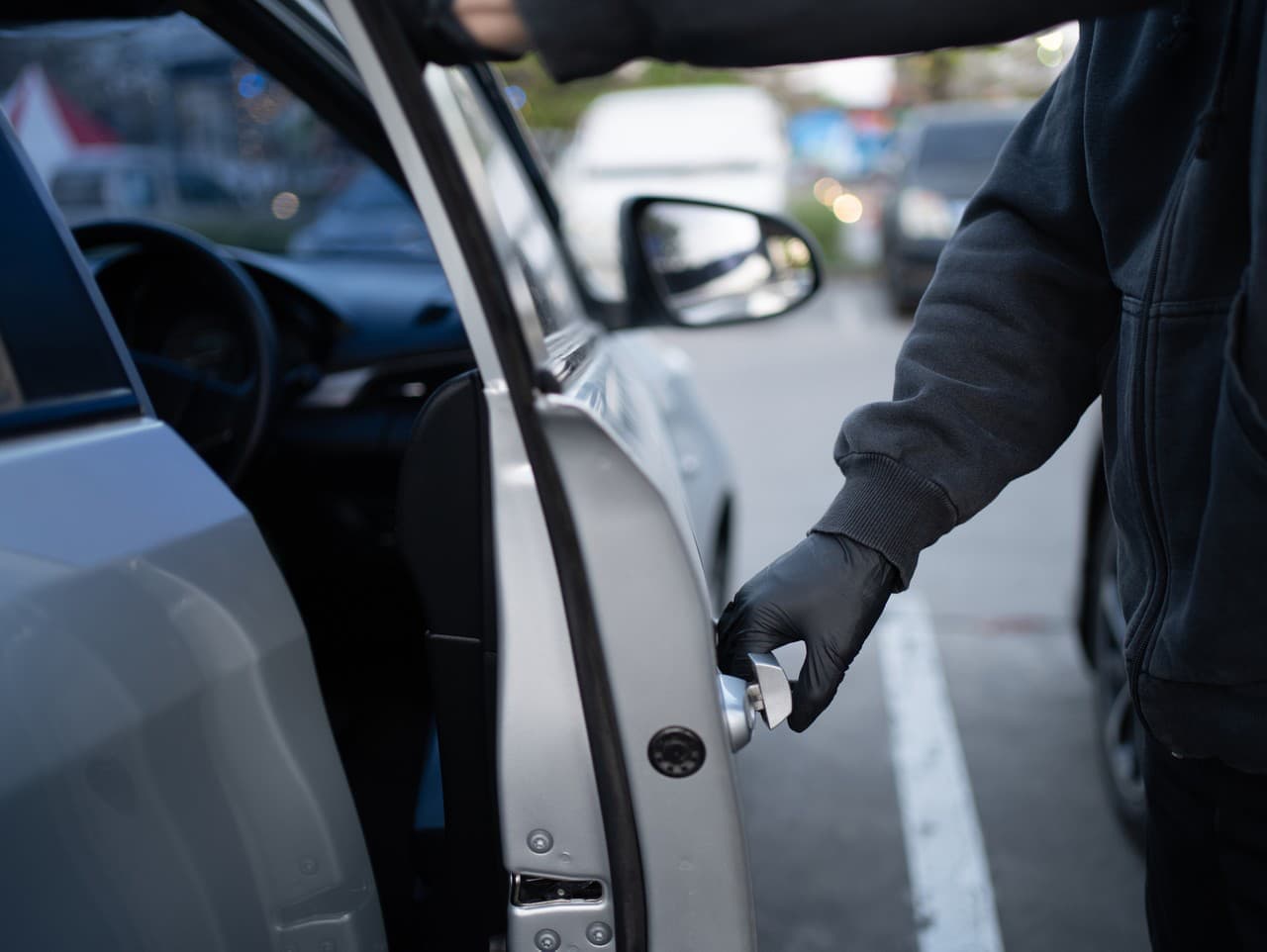 V Bratislave sa množia vlámania do áut, polícia varuje vodičov