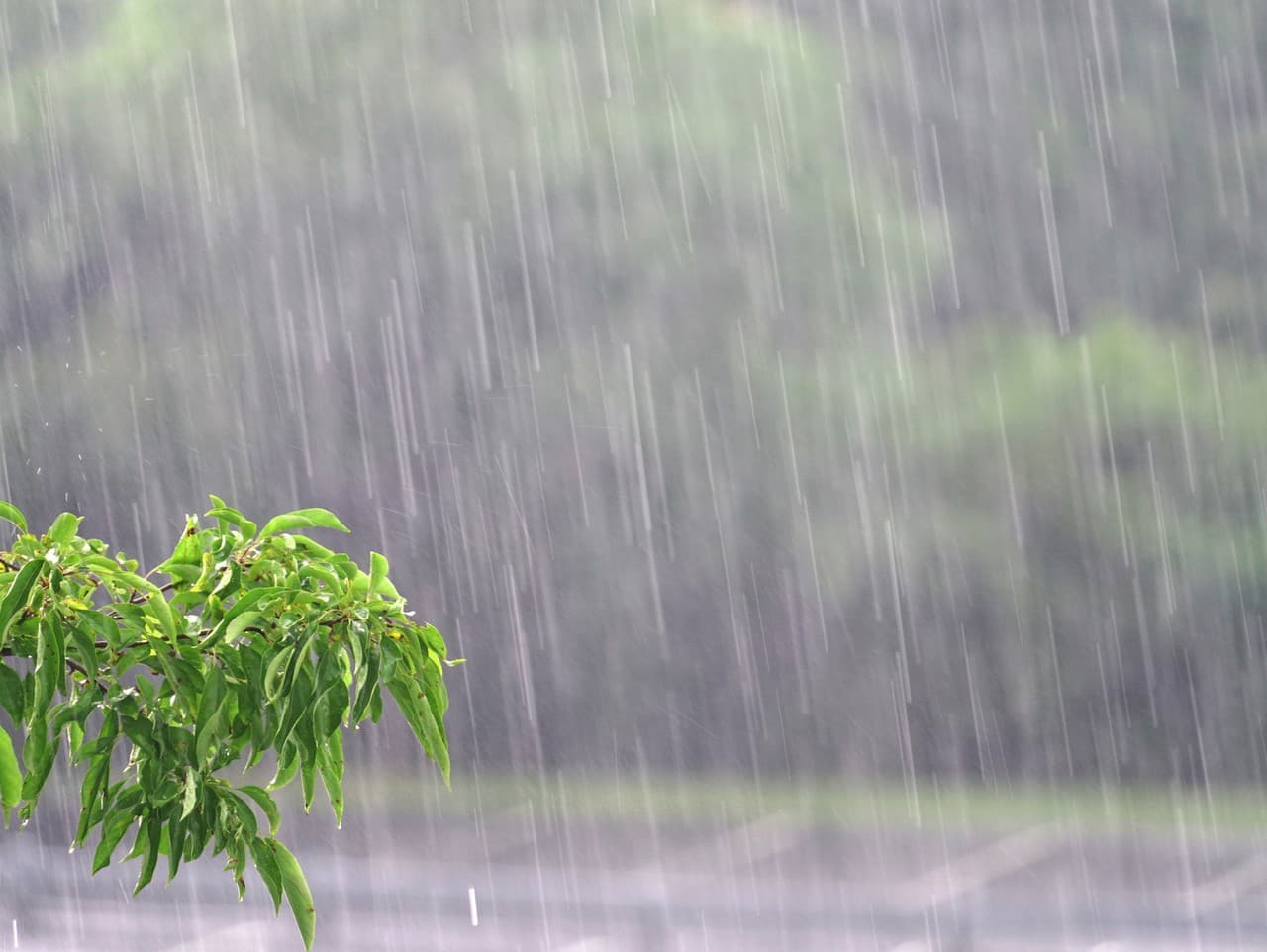 Grécko zasiahli silné búrky, Atény uzavreli školy a doprava skolabovala