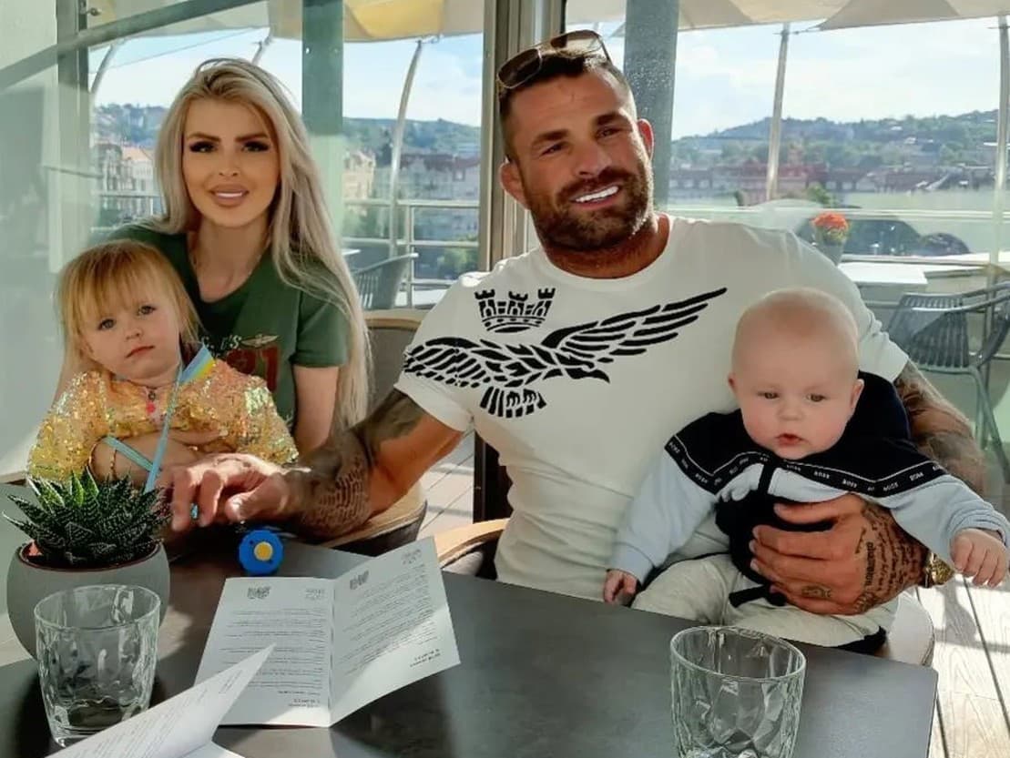 Karlos Vémola oslavuje, jeho manželka čelí krízovým situáciám