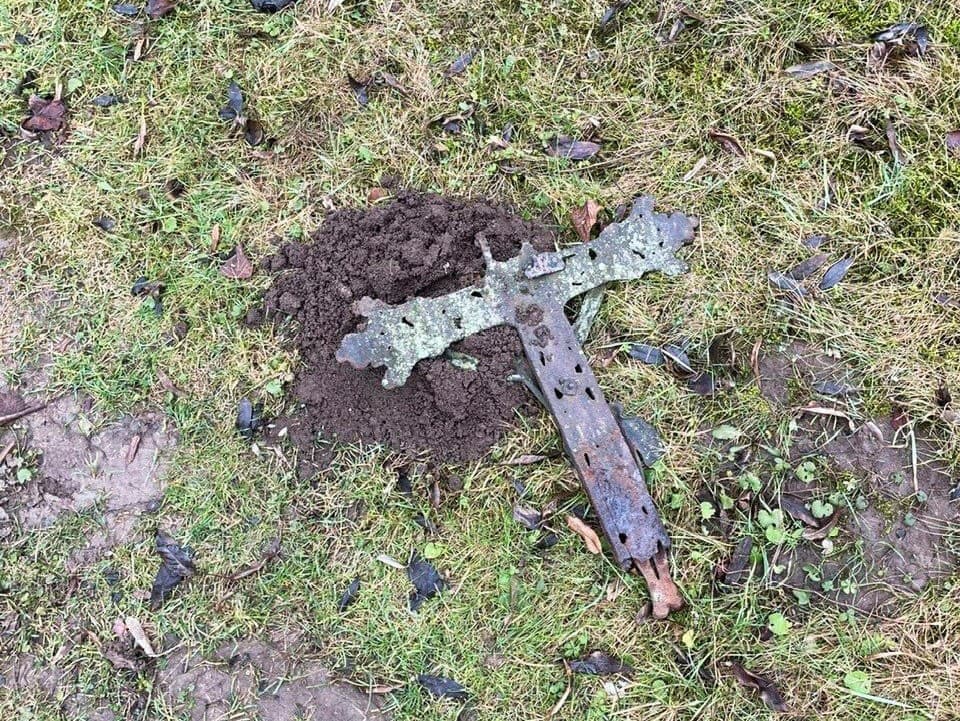 Mužom hrozí väzenie za poškodenie krížov na cintoríne