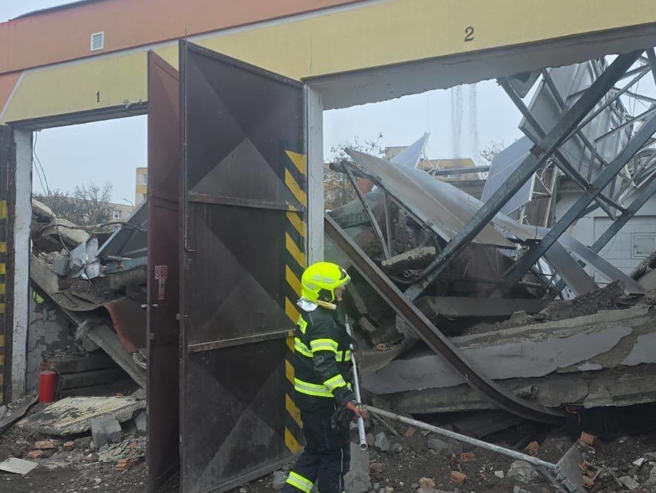 Nešťastie vo Veľkých Kapušanoch: Zrútila sa strecha, tri osoby nezvestné