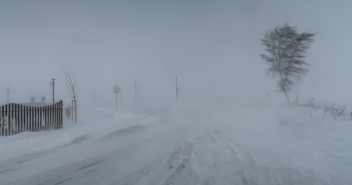 SHMÚ varuje pred poľadovicou a silným vetrom na západe Slovenska