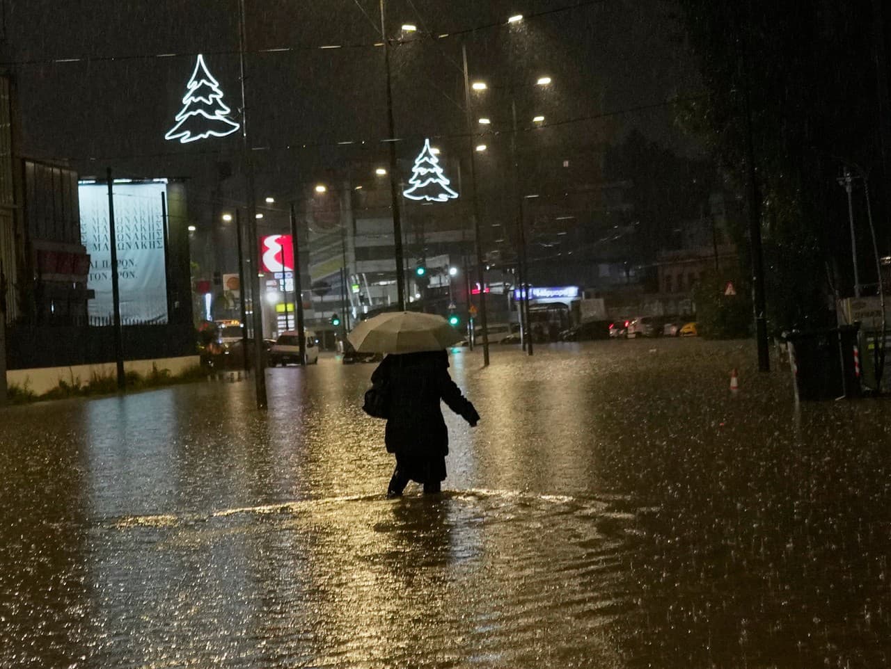 Grécko zasiahlo nepriaznivé počasie, dve obete na životoch