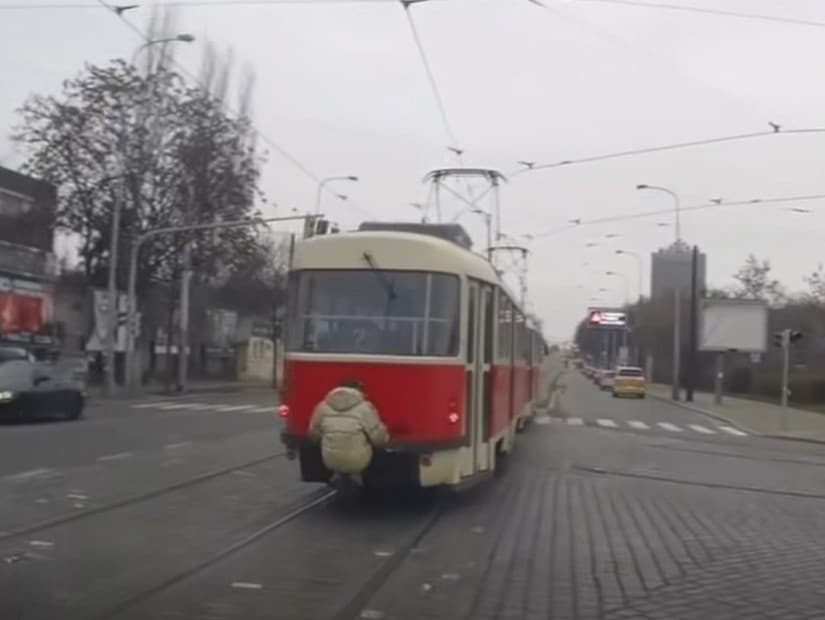 Pražský delikvent sa viezol na električke načierno, policajti ho zadržali