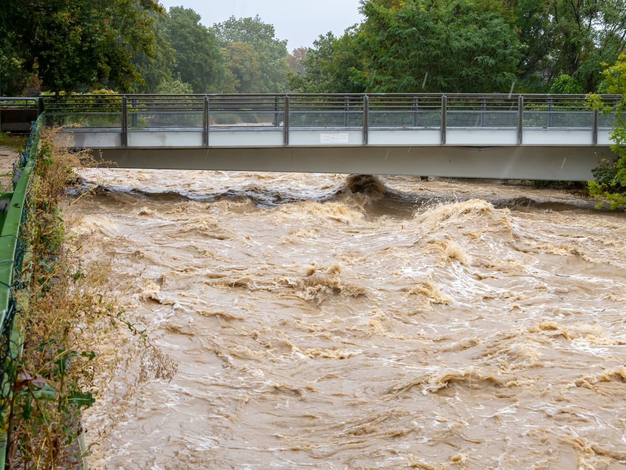 Povodne na Ipli uzatvorili ďalší most na slovensko-maďarskej hranici