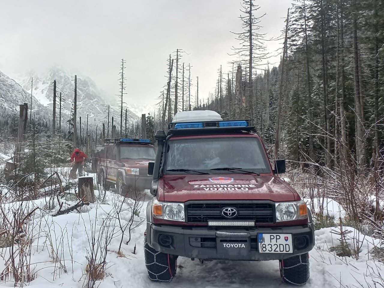 Horskí záchranári pomohli chlapcovi po nehode pri sánkovaní