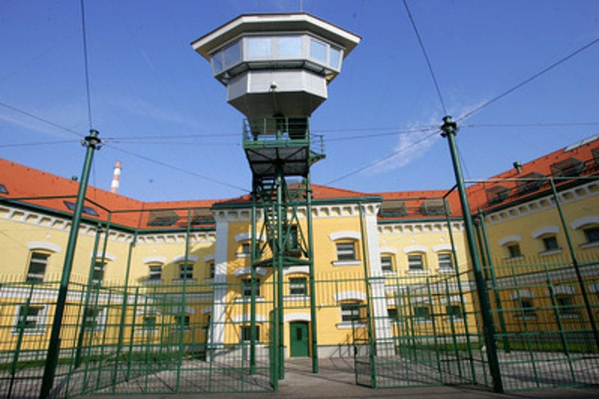 Bývalý pedagóg leopoldovskej väznice obžalovaný z podplácania a zneužitia moci