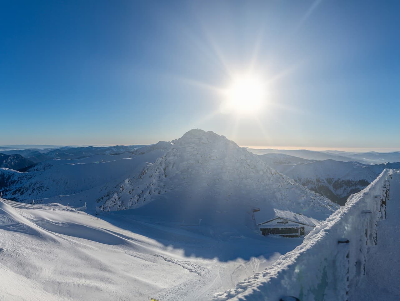Mokré snehové podmienky zvyšujú lavínové nebezpečenstvo na svahoch