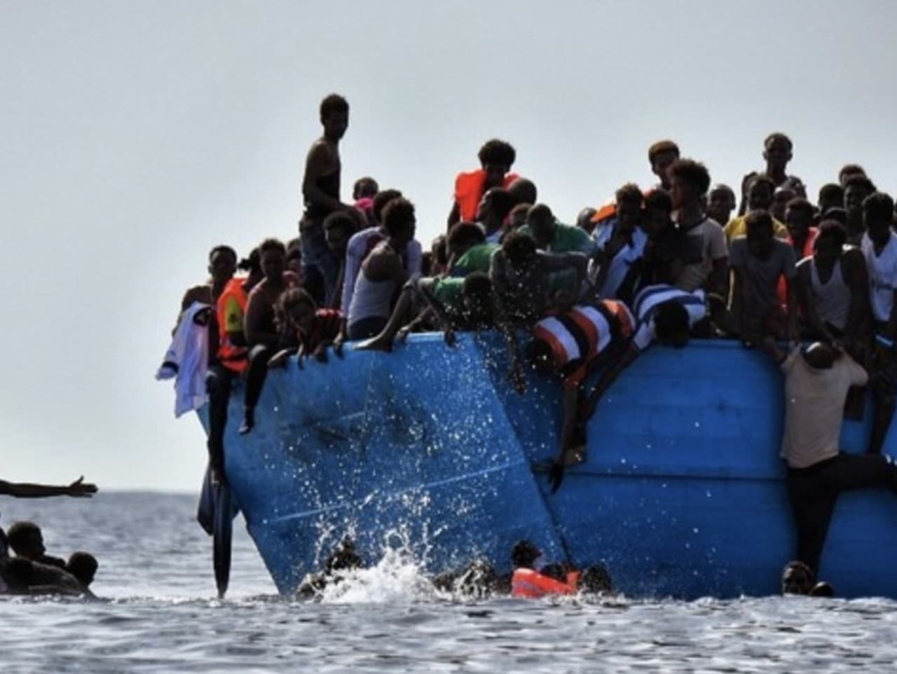 Tragédia pri Lampeduse: Potopená loď s migrantmi, dieťa nezvestné