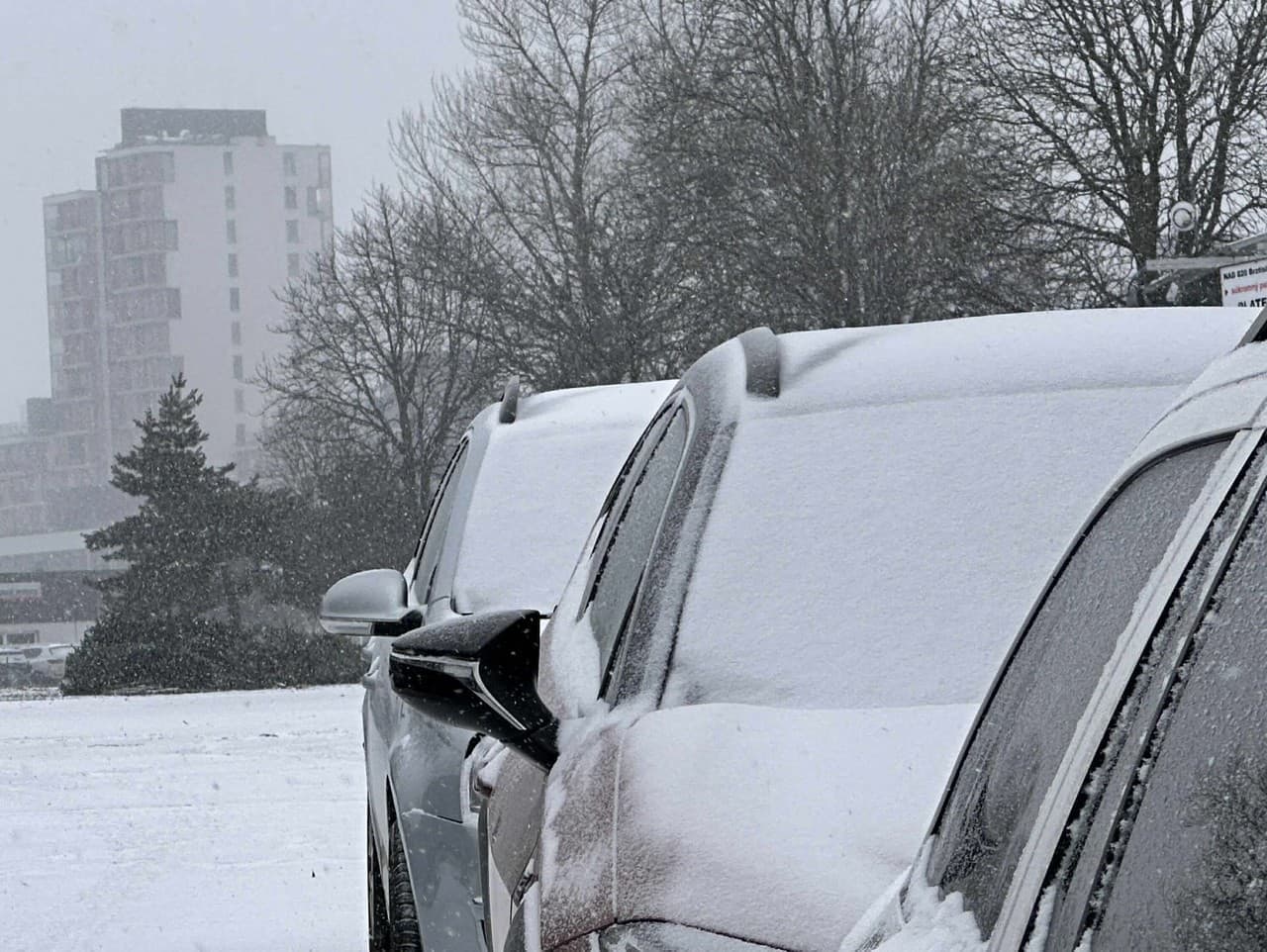 Zľadovatený sneh a silné sneženie ohrozujú cestnú dopravu na Slovensku