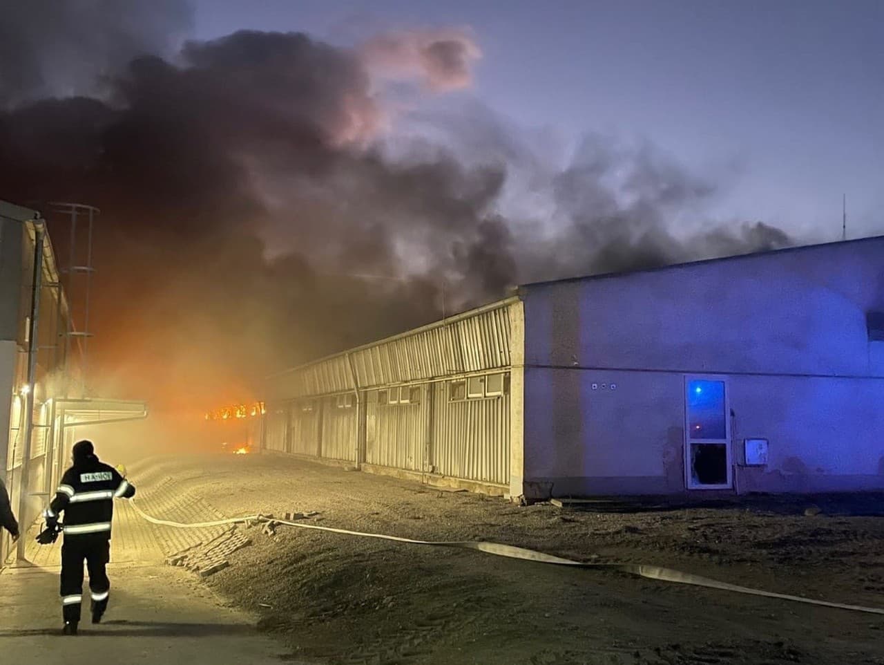 Požiar haly s hydinou vo Vištuku: Hasiči v plnej pohotovosti
