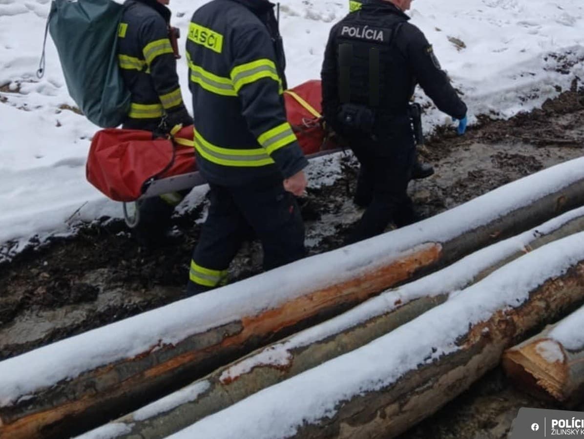 Polícia asistovala pri vážnom pracovnom úraze v Liptovskej Osade