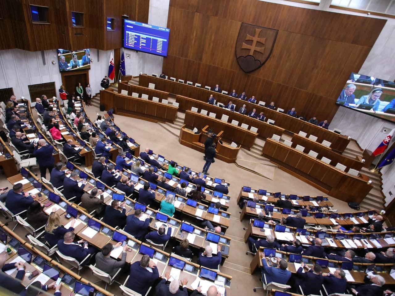 Poslanci NR SR ukončili rokovanie, pokračovanie v piatok