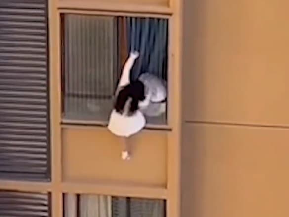 Žena na desiatom poschodí riskovala život kvôli láske