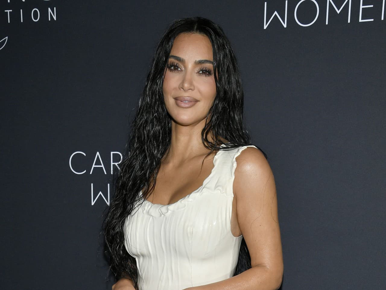 Kim Kardashian opäť šokuje: Hnedý topík s odvážnym výstrihom