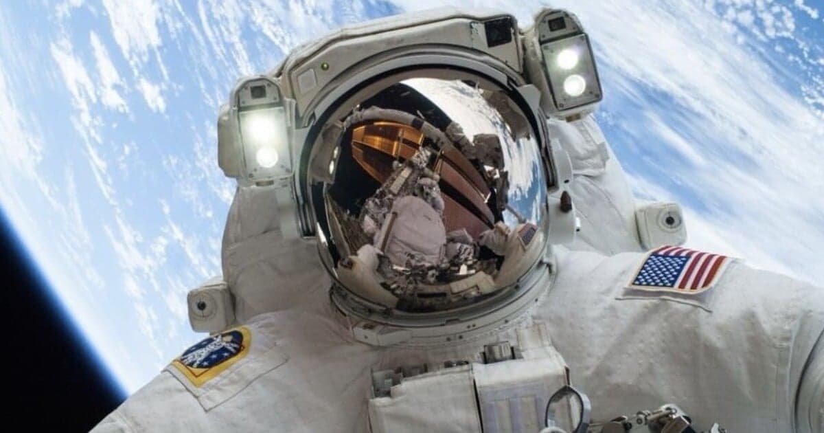 NASA umožní astronautom brať si telefóny na vesmírne misie